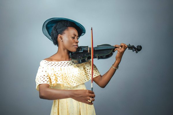 Batteur jouant de violon